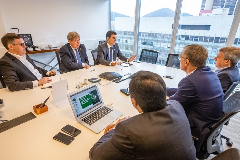 Na manhã desta segunda-feira (30) o governador Helder Barbalho esteve na sede da empresa Vale, no Rio de Janeiro, para tratar sobre parcerias e apresentar projetos na área ambiental.  <div class='credito_fotos'>Foto: Marco Santos / Ag. Pará   |   <a href='/midias/2019/originais/5510_governadorreuniaocomavalenoriodejaneiro-fotomarcosantos-18.jpg' download><i class='fa-solid fa-download'></i> Download</a></div>