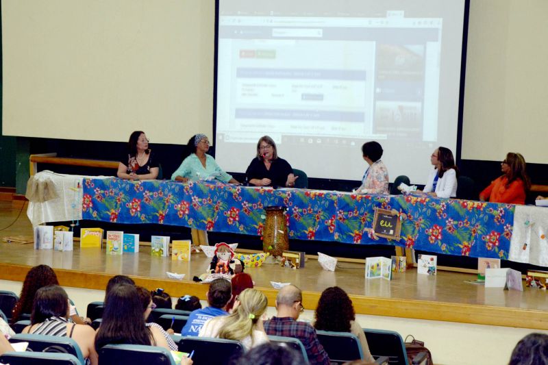 Educadores de 136 municípios do Pará estão em Belém discutindo formas de melhorar o processo de alfabetização de crianças de escolas públicas municipais. <div class='credito_fotos'>Foto: Rai Pontes/Ascom Seduc   |   <a href='/midias/2019/originais/5515_81939c61-6644-7766-0a32-8175a4417813.jpg' download><i class='fa-solid fa-download'></i> Download</a></div>