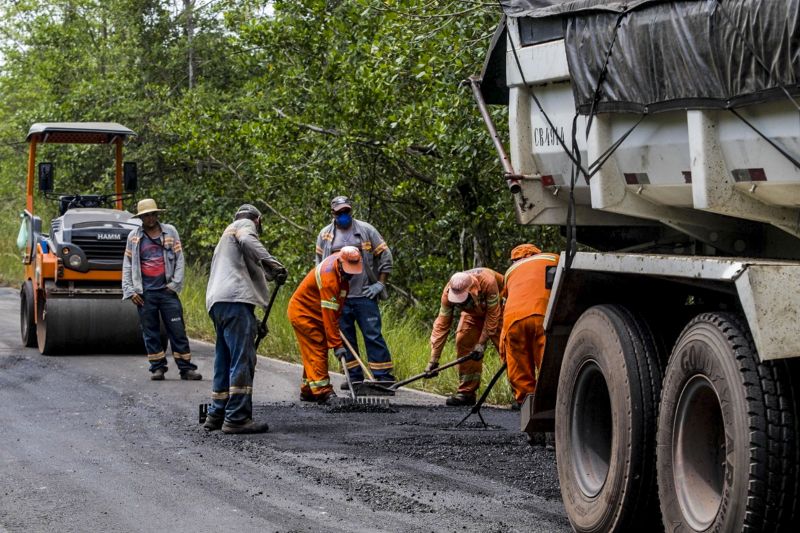 Homens e máquinas na pista garantem os serviços de conservação na PA-318, em Marapanim, no nordeste paraense. Com 47,4 quilômetros de extensão, a rodovia paraense dá acesso ao distrito de Marudá, a praia do Crispim e ainda ao município de Curuçá. A obra vai melhorar as condições da estrada, que passou por um longo processo de desgaste do seu pavimento. <div class='credito_fotos'>Foto: ASCOM / SETRAN   |   <a href='/midias/2019/originais/5530_26b0508d-a9be-1bb5-57ef-ecc8f9ebd156.jpg' download><i class='fa-solid fa-download'></i> Download</a></div>