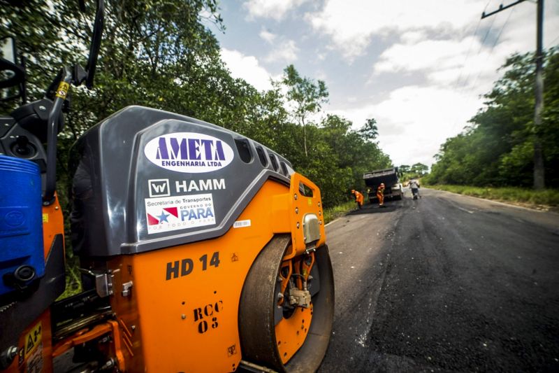 Homens e máquinas na pista garantem os serviços de conservação na PA-318, em Marapanim, no nordeste paraense. Com 47,4 quilômetros de extensão, a rodovia paraense dá acesso ao distrito de Marudá, a praia do Crispim e ainda ao município de Curuçá. A obra vai melhorar as condições da estrada, que passou por um longo processo de desgaste do seu pavimento. <div class='credito_fotos'>Foto: ASCOM / SETRAN   |   <a href='/midias/2019/originais/5530_57c9c312-c498-aafa-1aa1-450ab3fc87b3.jpg' download><i class='fa-solid fa-download'></i> Download</a></div>