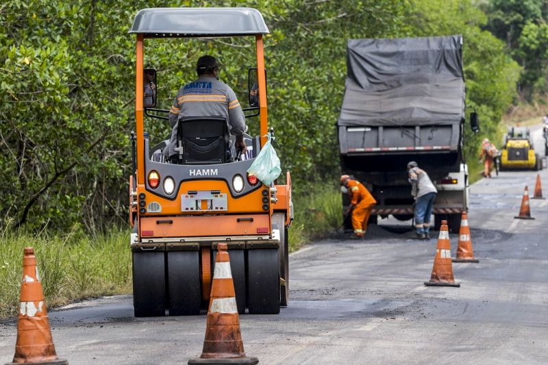 Homens e máquinas na pista garantem os serviços de conservação na PA-318, em Marapanim, no nordeste paraense. Com 47,4 quilômetros de extensão, a rodovia paraense dá acesso ao distrito de Marudá, a praia do Crispim e ainda ao município de Curuçá. A obra vai melhorar as condições da estrada, que passou por um longo processo de desgaste do seu pavimento. <div class='credito_fotos'>Foto: ASCOM / SETRAN   |   <a href='/midias/2019/originais/5530_5bc45b67-a1d3-2059-f8f2-3cee9a6fc171.jpg' download><i class='fa-solid fa-download'></i> Download</a></div>