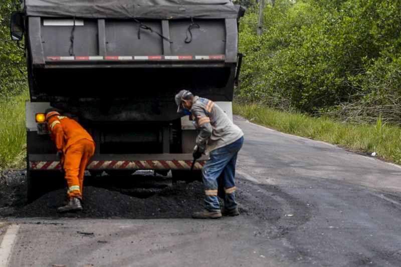 Homens e máquinas na pista garantem os serviços de conservação na PA-318, em Marapanim, no nordeste paraense. Com 47,4 quilômetros de extensão, a rodovia paraense dá acesso ao distrito de Marudá, a praia do Crispim e ainda ao município de Curuçá. A obra vai melhorar as condições da estrada, que passou por um longo processo de desgaste do seu pavimento. <div class='credito_fotos'>Foto: ASCOM / SETRAN   |   <a href='/midias/2019/originais/5530_748ffa5f-275d-5d42-6786-b91baea27e90.jpg' download><i class='fa-solid fa-download'></i> Download</a></div>