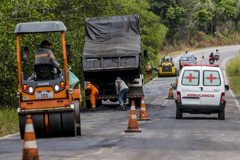 Homens e máquinas na pista garantem os serviços de conservação na PA-318, em Marapanim, no nordeste paraense. Com 47,4 quilômetros de extensão, a rodovia paraense dá acesso ao distrito de Marudá, a praia do Crispim e ainda ao município de Curuçá. A obra vai melhorar as condições da estrada, que passou por um longo processo de desgaste do seu pavimento. <div class='credito_fotos'>Foto: ASCOM / SETRAN   |   <a href='/midias/2019/originais/5530_a2db857c-c04a-b673-4e47-772bec2f2447.jpg' download><i class='fa-solid fa-download'></i> Download</a></div>