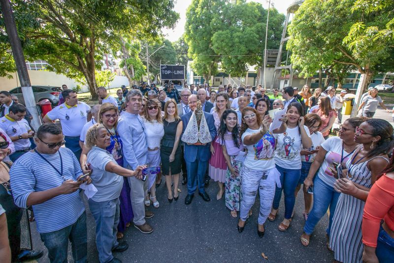 A menos de uma semana para a grande procissão do Círio de Nazaré, a imagem peregrina de Nossa Senhora esteve, nesta segunda feira (7), no Palácio de Governo, em Belém, e foi recebida pelo governador do Estado, Helder Barbalho, que esteve acompanhado da primeira- dama, Daniela Barbalho, do vice- governador, Lúcio Vale e da esposa Andrea Vale. <div class='credito_fotos'>Foto: Marco Santos / Ag. Pará   |   <a href='/midias/2019/originais/5544_0ef2ad09-7a21-6687-af79-85ce34c67e35.jpg' download><i class='fa-solid fa-download'></i> Download</a></div>