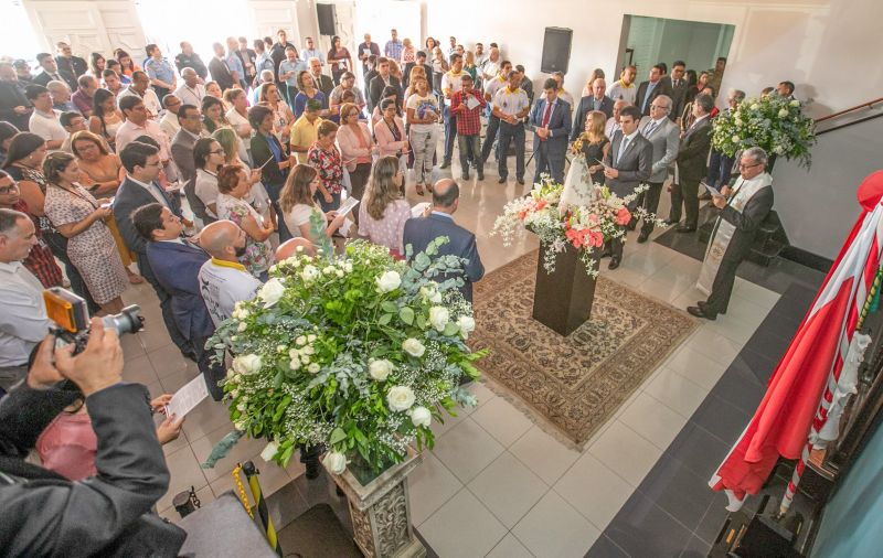 A menos de uma semana para a grande procissão do Círio de Nazaré, a imagem peregrina de Nossa Senhora esteve, nesta segunda feira (7), no Palácio de Governo, em Belém, e foi recebida pelo governador do Estado, Helder Barbalho, que esteve acompanhado da primeira- dama, Daniela Barbalho, do vice- governador, Lúcio Vale e da esposa Andrea Vale. <div class='credito_fotos'>Foto: Marco Santos / Ag. Pará   |   <a href='/midias/2019/originais/5544_1c83ca8d-87f6-f989-d413-2432fb4fcb88.jpg' download><i class='fa-solid fa-download'></i> Download</a></div>