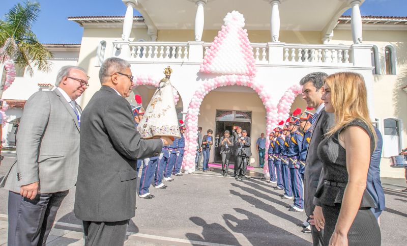 A menos de uma semana para a grande procissão do Círio de Nazaré, a imagem peregrina de Nossa Senhora esteve, nesta segunda feira (7), no Palácio de Governo, em Belém, e foi recebida pelo governador do Estado, Helder Barbalho, que esteve acompanhado da primeira- dama, Daniela Barbalho, do vice- governador, Lúcio Vale e da esposa Andrea Vale. <div class='credito_fotos'>Foto: Marco Santos / Ag. Pará   |   <a href='/midias/2019/originais/5544_2a976fb7-fe2d-f6f9-6ea0-c20e484bb104.jpg' download><i class='fa-solid fa-download'></i> Download</a></div>