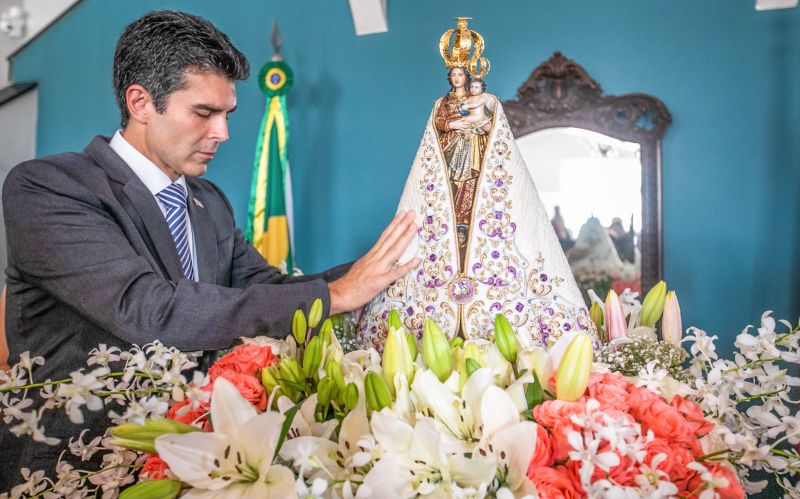 A menos de uma semana para a grande procissão do Círio de Nazaré, a imagem peregrina de Nossa Senhora esteve, nesta segunda feira (7), no Palácio de Governo, em Belém, e foi recebida pelo governador do Estado, Helder Barbalho, que esteve acompanhado da primeira- dama, Daniela Barbalho, do vice- governador, Lúcio Vale e da esposa Andrea Vale. <div class='credito_fotos'>Foto: Marco Santos / Ag. Pará   |   <a href='/midias/2019/originais/5544_52ab9b35-08fd-090f-3c3f-4b41122dbdb2.jpg' download><i class='fa-solid fa-download'></i> Download</a></div>