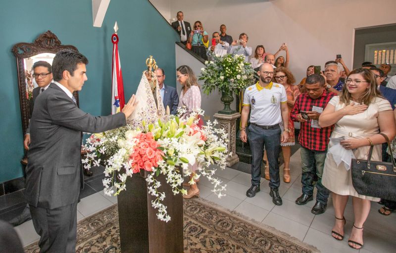 A menos de uma semana para a grande procissão do Círio de Nazaré, a imagem peregrina de Nossa Senhora esteve, nesta segunda feira (7), no Palácio de Governo, em Belém, e foi recebida pelo governador do Estado, Helder Barbalho, que esteve acompanhado da primeira- dama, Daniela Barbalho, do vice- governador, Lúcio Vale e da esposa Andrea Vale. <div class='credito_fotos'>Foto: Marco Santos / Ag. Pará   |   <a href='/midias/2019/originais/5544_6dc062ec-2cf4-4044-17e7-b54d205cafec.jpg' download><i class='fa-solid fa-download'></i> Download</a></div>