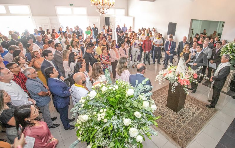 A menos de uma semana para a grande procissão do Círio de Nazaré, a imagem peregrina de Nossa Senhora esteve, nesta segunda feira (7), no Palácio de Governo, em Belém, e foi recebida pelo governador do Estado, Helder Barbalho, que esteve acompanhado da primeira- dama, Daniela Barbalho, do vice- governador, Lúcio Vale e da esposa Andrea Vale. <div class='credito_fotos'>Foto: Marco Santos / Ag. Pará   |   <a href='/midias/2019/originais/5544_7d5fa5a2-fb71-eb1a-f08c-96184b62064d.jpg' download><i class='fa-solid fa-download'></i> Download</a></div>