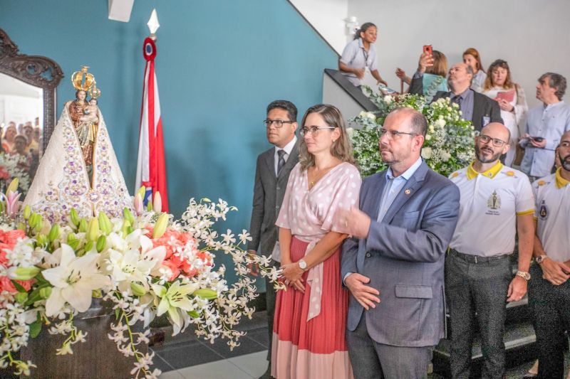 A menos de uma semana para a grande procissão do Círio de Nazaré, a imagem peregrina de Nossa Senhora esteve, nesta segunda feira (7), no Palácio de Governo, em Belém, e foi recebida pelo governador do Estado, Helder Barbalho, que esteve acompanhado da primeira- dama, Daniela Barbalho, do vice- governador, Lúcio Vale e da esposa Andrea Vale. <div class='credito_fotos'>Foto: Marco Santos / Ag. Pará   |   <a href='/midias/2019/originais/5544_81c9799b-4692-0a35-8f70-e11892cc5a45.jpg' download><i class='fa-solid fa-download'></i> Download</a></div>