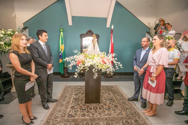 A menos de uma semana para a grande procissão do Círio de Nazaré, a imagem peregrina de Nossa Senhora esteve, nesta segunda feira (7), no Palácio de Governo, em Belém, e foi recebida pelo governador do Estado, Helder Barbalho, que esteve acompanhado da primeira- dama, Daniela Barbalho, do vice- governador, Lúcio Vale e da esposa Andrea Vale. <div class='credito_fotos'>Foto: Marco Santos / Ag. Pará   |   <a href='/midias/2019/originais/5544_829a0ea2-95af-ca1c-a7d8-b89747d3d02d.jpg' download><i class='fa-solid fa-download'></i> Download</a></div>