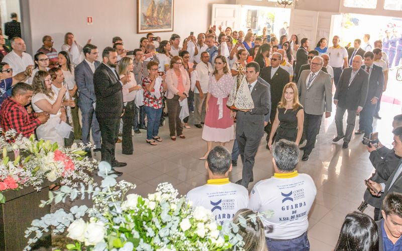 A menos de uma semana para a grande procissão do Círio de Nazaré, a imagem peregrina de Nossa Senhora esteve, nesta segunda feira (7), no Palácio de Governo, em Belém, e foi recebida pelo governador do Estado, Helder Barbalho, que esteve acompanhado da primeira- dama, Daniela Barbalho, do vice- governador, Lúcio Vale e da esposa Andrea Vale. <div class='credito_fotos'>Foto: Marco Santos / Ag. Pará   |   <a href='/midias/2019/originais/5544_88c180c2-532c-02dc-bde0-0640d9f0f97f.jpg' download><i class='fa-solid fa-download'></i> Download</a></div>