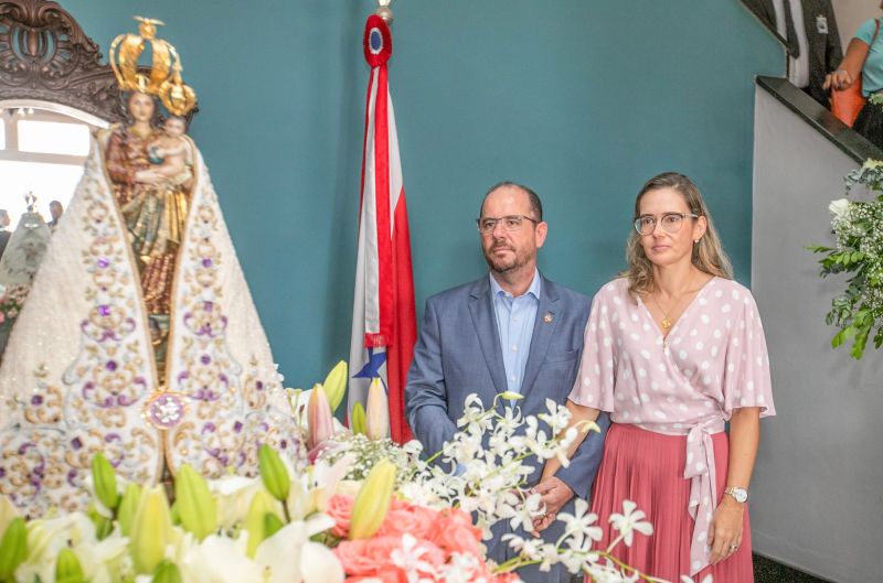 A menos de uma semana para a grande procissão do Círio de Nazaré, a imagem peregrina de Nossa Senhora esteve, nesta segunda feira (7), no Palácio de Governo, em Belém, e foi recebida pelo governador do Estado, Helder Barbalho, que esteve acompanhado da primeira- dama, Daniela Barbalho, do vice- governador, Lúcio Vale e da esposa Andrea Vale. <div class='credito_fotos'>Foto: Marco Santos / Ag. Pará   |   <a href='/midias/2019/originais/5544_9a4e0832-cd8b-e5b8-48df-450026ad3e36.jpg' download><i class='fa-solid fa-download'></i> Download</a></div>