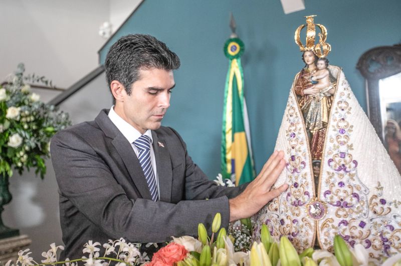 A menos de uma semana para a grande procissão do Círio de Nazaré, a imagem peregrina de Nossa Senhora esteve, nesta segunda feira (7), no Palácio de Governo, em Belém, e foi recebida pelo governador do Estado, Helder Barbalho, que esteve acompanhado da primeira- dama, Daniela Barbalho, do vice- governador, Lúcio Vale e da esposa Andrea Vale. <div class='credito_fotos'>Foto: Marco Santos / Ag. Pará   |   <a href='/midias/2019/originais/5544_a1a59a09-2591-ad3f-a76c-dd33f1963cac.jpg' download><i class='fa-solid fa-download'></i> Download</a></div>