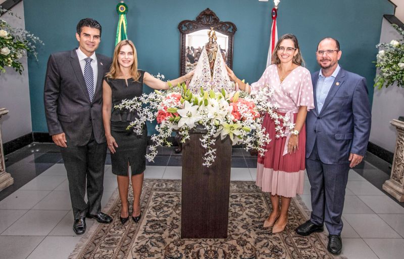 A menos de uma semana para a grande procissão do Círio de Nazaré, a imagem peregrina de Nossa Senhora esteve, nesta segunda feira (7), no Palácio de Governo, em Belém, e foi recebida pelo governador do Estado, Helder Barbalho, que esteve acompanhado da primeira- dama, Daniela Barbalho, do vice- governador, Lúcio Vale e da esposa Andrea Vale. <div class='credito_fotos'>Foto: Marco Santos / Ag. Pará   |   <a href='/midias/2019/originais/5544_a350a3a2-7a93-df06-d537-53ab6e829820.jpg' download><i class='fa-solid fa-download'></i> Download</a></div>