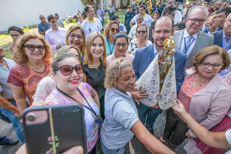 A menos de uma semana para a grande procissão do Círio de Nazaré, a imagem peregrina de Nossa Senhora esteve, nesta segunda feira (7), no Palácio de Governo, em Belém, e foi recebida pelo governador do Estado, Helder Barbalho, que esteve acompanhado da primeira- dama, Daniela Barbalho, do vice- governador, Lúcio Vale e da esposa Andrea Vale. <div class='credito_fotos'>Foto: Marco Santos / Ag. Pará   |   <a href='/midias/2019/originais/5544_b2883b37-76f1-05ba-424c-11276b229115.jpg' download><i class='fa-solid fa-download'></i> Download</a></div>