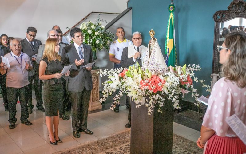 A menos de uma semana para a grande procissão do Círio de Nazaré, a imagem peregrina de Nossa Senhora esteve, nesta segunda feira (7), no Palácio de Governo, em Belém, e foi recebida pelo governador do Estado, Helder Barbalho, que esteve acompanhado da primeira- dama, Daniela Barbalho, do vice- governador, Lúcio Vale e da esposa Andrea Vale. <div class='credito_fotos'>Foto: Marco Santos / Ag. Pará   |   <a href='/midias/2019/originais/5544_b71ef59d-1cdc-4488-ab6b-635327bc17cf.jpg' download><i class='fa-solid fa-download'></i> Download</a></div>