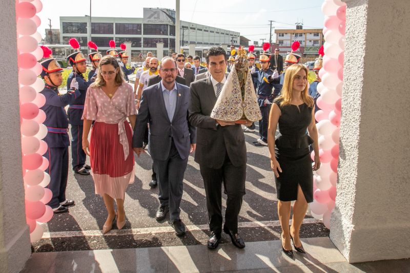 A menos de uma semana para a grande procissão do Círio de Nazaré, a imagem peregrina de Nossa Senhora esteve, nesta segunda feira (7), no Palácio de Governo, em Belém, e foi recebida pelo governador do Estado, Helder Barbalho, que esteve acompanhado da primeira- dama, Daniela Barbalho, do vice- governador, Lúcio Vale e da esposa Andrea Vale. <div class='credito_fotos'>Foto: Marco Santos / Ag. Pará   |   <a href='/midias/2019/originais/5544_be6a8cf3-4bfd-4e78-c4f1-df98eb368005.jpg' download><i class='fa-solid fa-download'></i> Download</a></div>