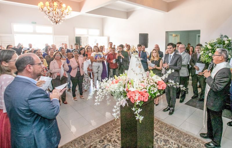 A menos de uma semana para a grande procissão do Círio de Nazaré, a imagem peregrina de Nossa Senhora esteve, nesta segunda feira (7), no Palácio de Governo, em Belém, e foi recebida pelo governador do Estado, Helder Barbalho, que esteve acompanhado da primeira- dama, Daniela Barbalho, do vice- governador, Lúcio Vale e da esposa Andrea Vale. <div class='credito_fotos'>Foto: Marco Santos / Ag. Pará   |   <a href='/midias/2019/originais/5544_c4580d26-0c3d-49c5-f436-76cabab78b97.jpg' download><i class='fa-solid fa-download'></i> Download</a></div>