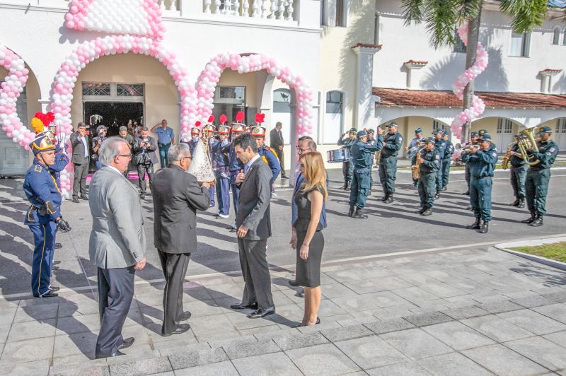 A menos de uma semana para a grande procissão do Círio de Nazaré, a imagem peregrina de Nossa Senhora esteve, nesta segunda feira (7), no Palácio de Governo, em Belém, e foi recebida pelo governador do Estado, Helder Barbalho, que esteve acompanhado da primeira- dama, Daniela Barbalho, do vice- governador, Lúcio Vale e da esposa Andrea Vale. <div class='credito_fotos'>Foto: Marco Santos / Ag. Pará   |   <a href='/midias/2019/originais/5544_f988a7f9-3891-548e-f608-bbe090df930e.jpg' download><i class='fa-solid fa-download'></i> Download</a></div>