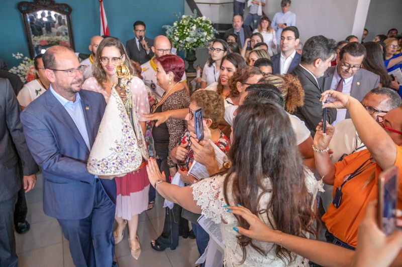 A menos de uma semana para a grande procissão do Círio de Nazaré, a imagem peregrina de Nossa Senhora esteve, nesta segunda feira (7), no Palácio de Governo, em Belém, e foi recebida pelo governador do Estado, Helder Barbalho, que esteve acompanhado da primeira- dama, Daniela Barbalho, do vice- governador, Lúcio Vale e da esposa Andrea Vale. <div class='credito_fotos'>Foto: Marco Santos / Ag. Pará   |   <a href='/midias/2019/originais/5544_fc0eebcc-826d-200b-aad3-84d75f9cbfe8.jpg' download><i class='fa-solid fa-download'></i> Download</a></div>