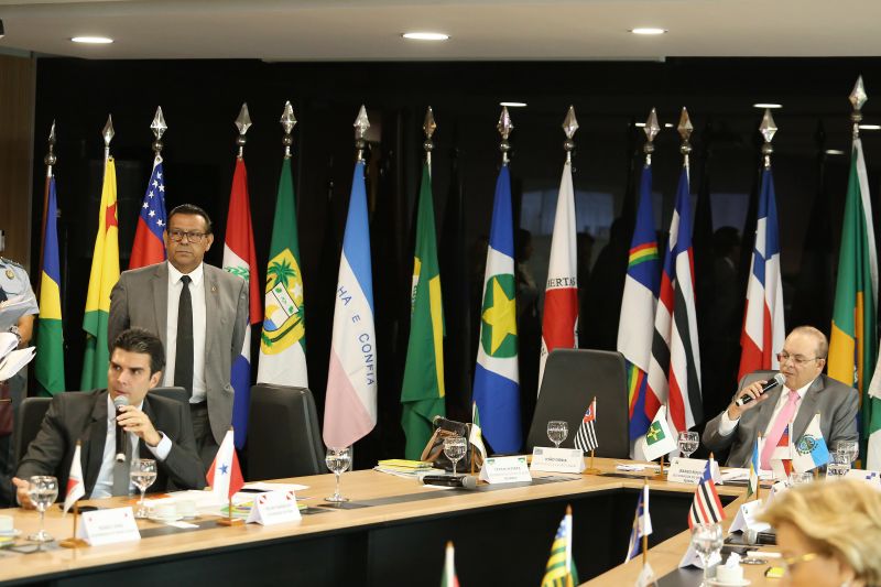 O governador do Pará, Helder Barbalho, participou nesta terça-feira (8), pela manhã, do VII Fórum Nacional de Governadores, em Brasília, em encontro dos chefes do Executivo de todas as unidades da federação. <div class='credito_fotos'>Foto: Jailson Sam / Divulgação   |   <a href='/midias/2019/originais/5550_53b597a5-5a26-c9ce-ed6e-a8115f599cf4.jpg' download><i class='fa-solid fa-download'></i> Download</a></div>