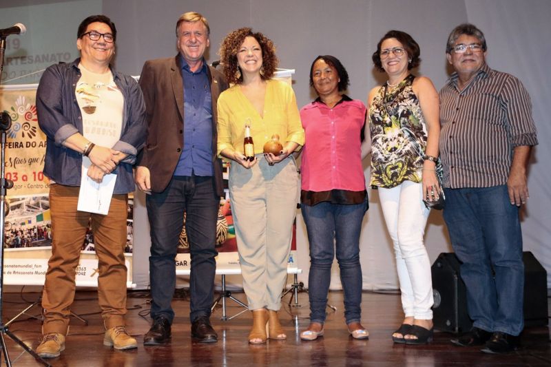 A Feira do Artesanato Mundial (FAM) e a Feira Estadual do Artesanato (FESARTE) se unem novamente como uma oportunidade de estimular o mercado local e internacional.   <div class='credito_fotos'>Foto: Ricardo Amanajás / Ag. Pará   |   <a href='/midias/2019/originais/5551_3640f121-1e80-1d9c-e66a-4533c44c6393.jpg' download><i class='fa-solid fa-download'></i> Download</a></div>