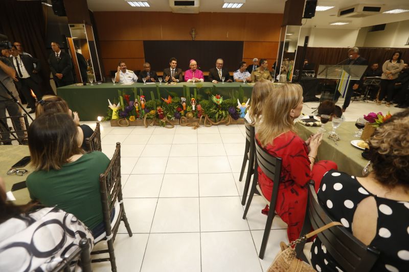 A 227ª edição do Círio de Nazaré foi aberta oficialmente na noite desta terça-feira (8), em Belém. Após uma missa celebrada na Basílica Santuário, a programação continuou na Casa de Plácido, onde as instituições e empresas patrocinadoras da festa receberam homenagens, como diplomas de reconhecimento e broches exclusivos, em reconhecimento à contribuição para a realização da festividade. <div class='credito_fotos'>Foto: Marcelo Seabra / Ag. Pará   |   <a href='/midias/2019/originais/5553_3b32bf47-00e9-2aa7-172c-a185f87be086.jpg' download><i class='fa-solid fa-download'></i> Download</a></div>