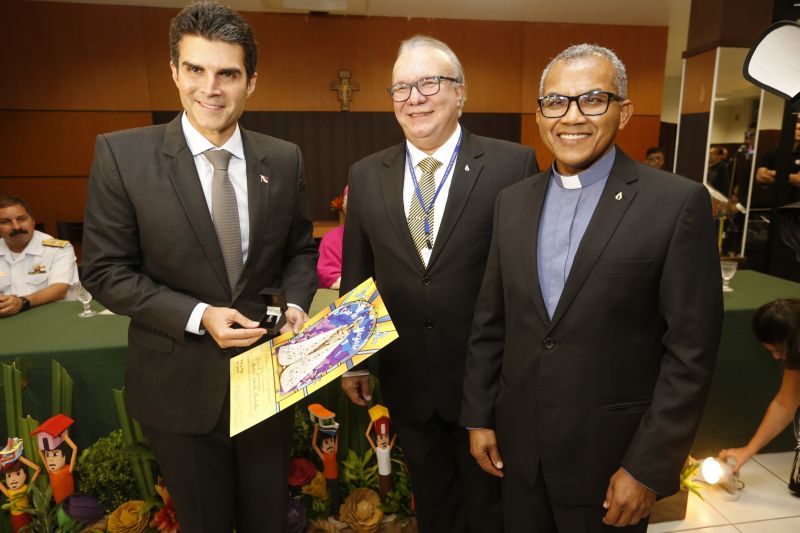 A 227ª edição do Círio de Nazaré foi aberta oficialmente na noite desta terça-feira (8), em Belém. Após uma missa celebrada na Basílica Santuário, a programação continuou na Casa de Plácido, onde as instituições e empresas patrocinadoras da festa receberam homenagens, como diplomas de reconhecimento e broches exclusivos, em reconhecimento à contribuição para a realização da festividade. <div class='credito_fotos'>Foto: Marcelo Seabra / Ag. Pará   |   <a href='/midias/2019/originais/5553_3eb6494a-fc73-49cd-fa1a-1f8a0fa1e2de.jpg' download><i class='fa-solid fa-download'></i> Download</a></div>