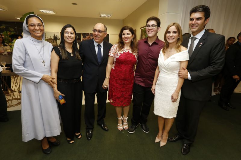 A 227ª edição do Círio de Nazaré foi aberta oficialmente na noite desta terça-feira (8), em Belém. Após uma missa celebrada na Basílica Santuário, a programação continuou na Casa de Plácido, onde as instituições e empresas patrocinadoras da festa receberam homenagens, como diplomas de reconhecimento e broches exclusivos, em reconhecimento à contribuição para a realização da festividade. <div class='credito_fotos'>Foto: Marcelo Seabra / Ag. Pará   |   <a href='/midias/2019/originais/5553_5581057c-5f06-6e1c-d77a-c6514d9ee598.jpg' download><i class='fa-solid fa-download'></i> Download</a></div>