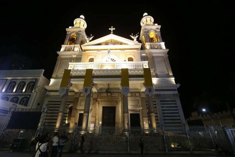 A 227ª edição do Círio de Nazaré foi aberta oficialmente na noite desta terça-feira (8), em Belém. Após uma missa celebrada na Basílica Santuário, a programação continuou na Casa de Plácido, onde as instituições e empresas patrocinadoras da festa receberam homenagens, como diplomas de reconhecimento e broches exclusivos, em reconhecimento à contribuição para a realização da festividade. <div class='credito_fotos'>Foto: Marcelo Seabra / Ag. Pará   |   <a href='/midias/2019/originais/5553_81fd9412-b92d-09e1-379d-939bf6877745.jpg' download><i class='fa-solid fa-download'></i> Download</a></div>