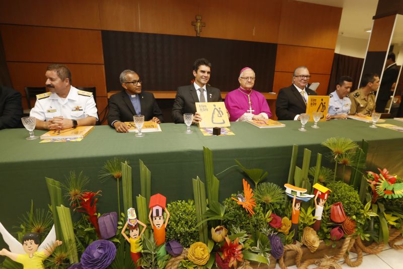 A 227ª edição do Círio de Nazaré foi aberta oficialmente na noite desta terça-feira (8), em Belém. Após uma missa celebrada na Basílica Santuário, a programação continuou na Casa de Plácido, onde as instituições e empresas patrocinadoras da festa receberam homenagens, como diplomas de reconhecimento e broches exclusivos, em reconhecimento à contribuição para a realização da festividade. <div class='credito_fotos'>Foto: Marcelo Seabra / Ag. Pará   |   <a href='/midias/2019/originais/5553_9242fe19-c8ee-3c05-bb70-9737c8b0e34b.jpg' download><i class='fa-solid fa-download'></i> Download</a></div>