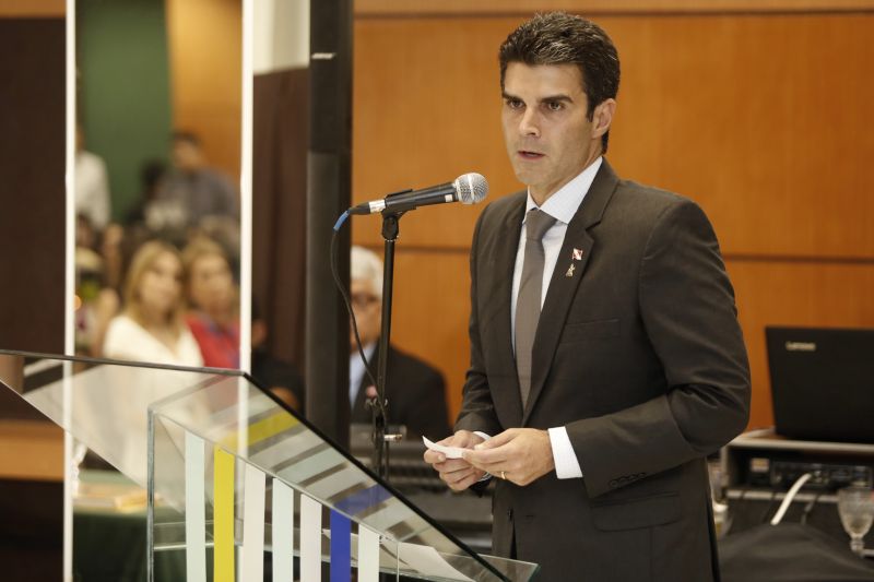 A 227ª edição do Círio de Nazaré foi aberta oficialmente na noite desta terça-feira (8), em Belém. Após uma missa celebrada na Basílica Santuário, a programação continuou na Casa de Plácido, onde as instituições e empresas patrocinadoras da festa receberam homenagens, como diplomas de reconhecimento e broches exclusivos, em reconhecimento à contribuição para a realização da festividade. <div class='credito_fotos'>Foto: Marcelo Seabra / Ag. Pará   |   <a href='/midias/2019/originais/5553_dd9e631b-1c2a-993a-64ee-c697bd3ffee3.jpg' download><i class='fa-solid fa-download'></i> Download</a></div>