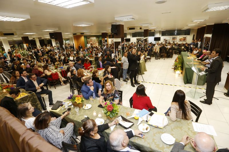 A 227ª edição do Círio de Nazaré foi aberta oficialmente na noite desta terça-feira (8), em Belém. Após uma missa celebrada na Basílica Santuário, a programação continuou na Casa de Plácido, onde as instituições e empresas patrocinadoras da festa receberam homenagens, como diplomas de reconhecimento e broches exclusivos, em reconhecimento à contribuição para a realização da festividade. <div class='credito_fotos'>Foto: Marcelo Seabra / Ag. Pará   |   <a href='/midias/2019/originais/5553_e3c490f1-f7f1-0cb3-3a29-85b12903a0db.jpg' download><i class='fa-solid fa-download'></i> Download</a></div>