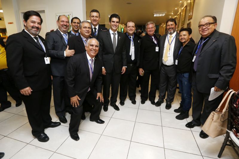 A 227ª edição do Círio de Nazaré foi aberta oficialmente na noite desta terça-feira (8), em Belém. Após uma missa celebrada na Basílica Santuário, a programação continuou na Casa de Plácido, onde as instituições e empresas patrocinadoras da festa receberam homenagens, como diplomas de reconhecimento e broches exclusivos, em reconhecimento à contribuição para a realização da festividade. <div class='credito_fotos'>Foto: Marcelo Seabra / Ag. Pará   |   <a href='/midias/2019/originais/5553_e6117198-cc0a-3a76-b817-042e515e7249.jpg' download><i class='fa-solid fa-download'></i> Download</a></div>