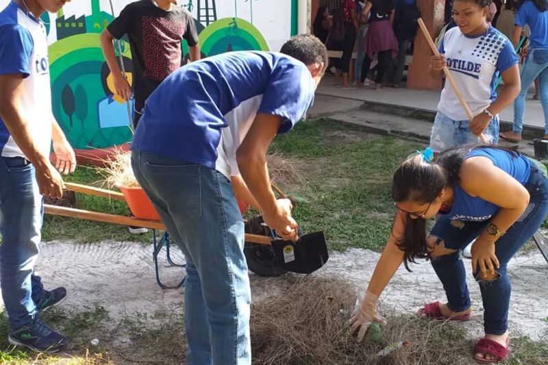 De torneio de futebol à oficina sobre o cultivo de hortas em pequenos espaços, passando por revitalização dos jardins de uma escola, palestra sobre direitos e deveres do cidadão e também reunião com os moradores para informações sobre as tarifas cobradas pela Companhia de Saneamento do Pará (Cosanpa). <div class='credito_fotos'>Foto: ASCOM / COSANPA   |   <a href='/midias/2019/originais/5554_b8dc9208-1b73-d1aa-170e-d765ae6aa361.jpg' download><i class='fa-solid fa-download'></i> Download</a></div>