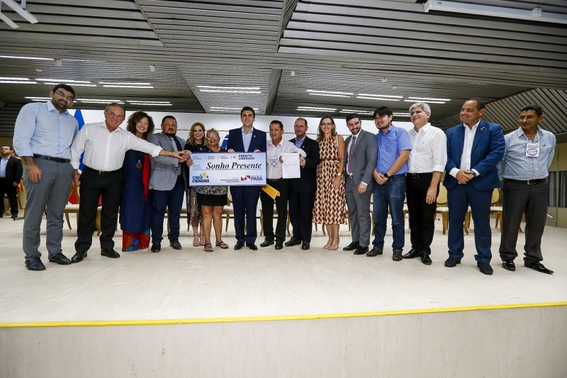 Entrega Crédito Cidadão 09/10/2019 <div class='credito_fotos'>Foto: Marcelo Seabra / Ag. Pará   |   <a href='/midias/2019/originais/5555_d54af89e-9f33-5bc9-bbf4-7891e1a3f43f.jpg' download><i class='fa-solid fa-download'></i> Download</a></div>