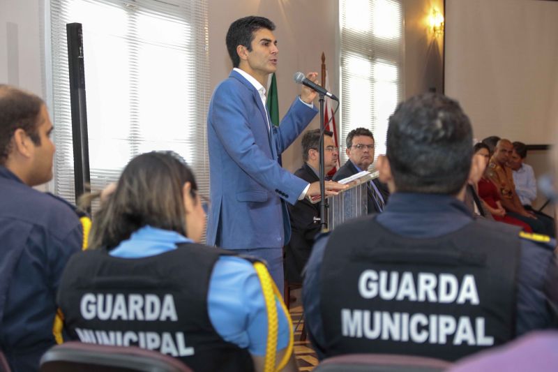 Representantes de 13 Guardas Municipais do Estado do Pará receberam das mãos do governador Helder Barbalho, acompanhado do secretário se segurança pública e defesa social, Ualame Machado, coletes balísticos que proporcionarão mais segurança para aqueles que são responsáveis por zelar pelos espaços públicos e garantir, de forma conjunta com os órgãos estaduais, a segurança da população no interior do Pará <div class='credito_fotos'>Foto: Ricardo Amanajás / Ag. Pará   |   <a href='/midias/2019/originais/5558_073eca67-a12b-ff95-2637-00d70fe46249.jpg' download><i class='fa-solid fa-download'></i> Download</a></div>