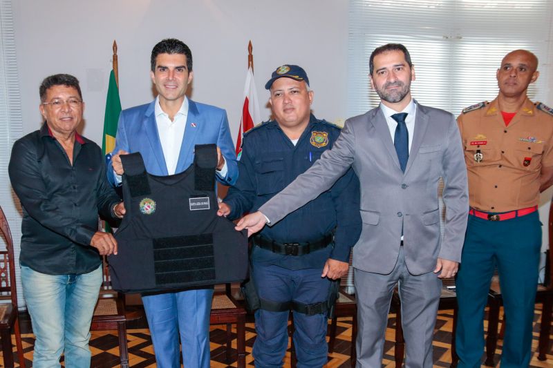 Representantes de 13 Guardas Municipais do Estado do Pará receberam das mãos do governador Helder Barbalho, acompanhado do secretário se segurança pública e defesa social, Ualame Machado, coletes balísticos que proporcionarão mais segurança para aqueles que são responsáveis por zelar pelos espaços públicos e garantir, de forma conjunta com os órgãos estaduais, a segurança da população no interior do Pará <div class='credito_fotos'>Foto: Ricardo Amanajás / Ag. Pará   |   <a href='/midias/2019/originais/5558_0ea3551d-5dd7-fd62-bca4-e9c789ea4946.jpg' download><i class='fa-solid fa-download'></i> Download</a></div>