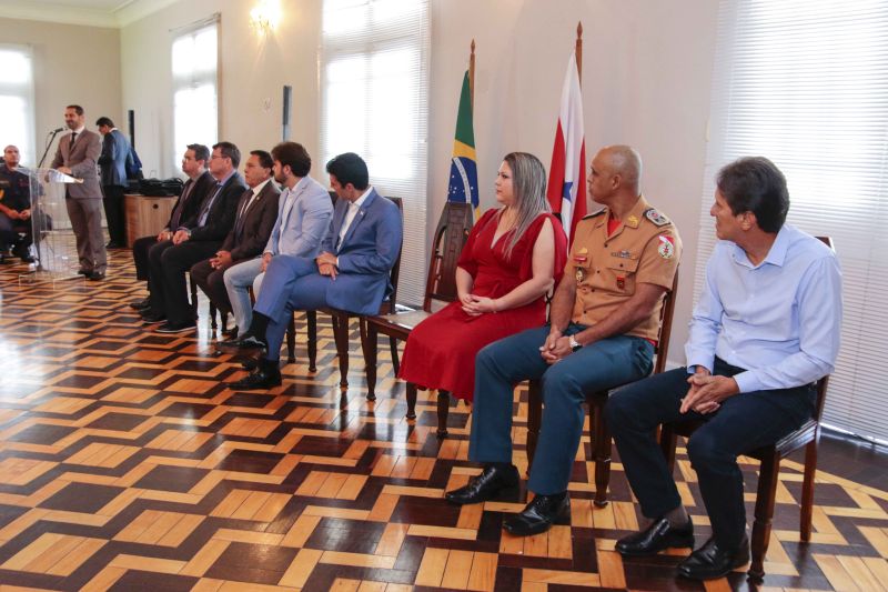 Representantes de 13 Guardas Municipais do Estado do Pará receberam das mãos do governador Helder Barbalho, acompanhado do secretário se segurança pública e defesa social, Ualame Machado, coletes balísticos que proporcionarão mais segurança para aqueles que são responsáveis por zelar pelos espaços públicos e garantir, de forma conjunta com os órgãos estaduais, a segurança da população no interior do Pará <div class='credito_fotos'>Foto: Ricardo Amanajás / Ag. Pará   |   <a href='/midias/2019/originais/5558_118046d0-663a-99be-6412-3c71f8833bd7.jpg' download><i class='fa-solid fa-download'></i> Download</a></div>