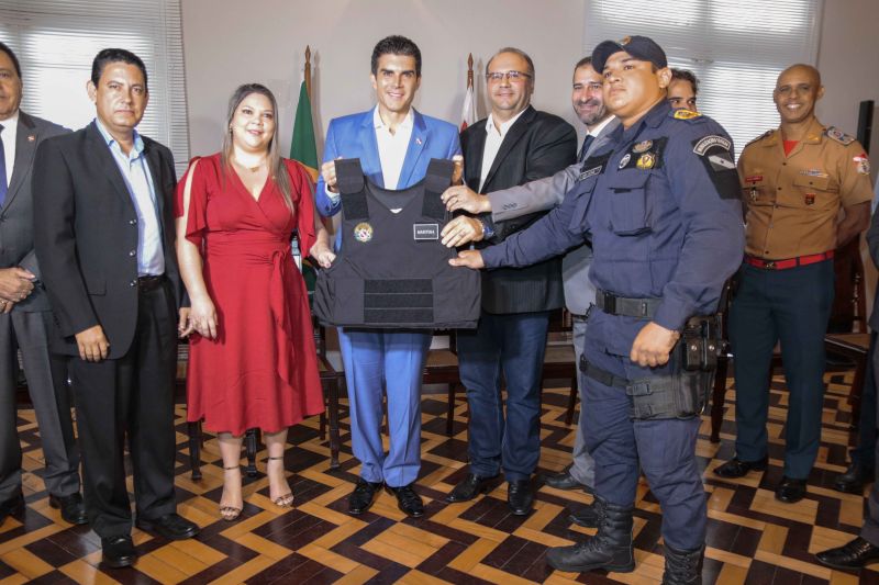 Representantes de 13 Guardas Municipais do Estado do Pará receberam das mãos do governador Helder Barbalho, acompanhado do secretário se segurança pública e defesa social, Ualame Machado, coletes balísticos que proporcionarão mais segurança para aqueles que são responsáveis por zelar pelos espaços públicos e garantir, de forma conjunta com os órgãos estaduais, a segurança da população no interior do Pará <div class='credito_fotos'>Foto: Ricardo Amanajás / Ag. Pará   |   <a href='/midias/2019/originais/5558_1edbdc5f-8065-af3e-cb92-73b9c6b4672b.jpg' download><i class='fa-solid fa-download'></i> Download</a></div>