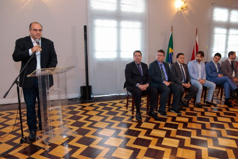 Representantes de 13 Guardas Municipais do Estado do Pará receberam das mãos do governador Helder Barbalho, acompanhado do secretário se segurança pública e defesa social, Ualame Machado, coletes balísticos que proporcionarão mais segurança para aqueles que são responsáveis por zelar pelos espaços públicos e garantir, de forma conjunta com os órgãos estaduais, a segurança da população no interior do Pará <div class='credito_fotos'>Foto: Ricardo Amanajás / Ag. Pará   |   <a href='/midias/2019/originais/5558_2233bd38-ff5f-8f6f-4869-808557f85e37.jpg' download><i class='fa-solid fa-download'></i> Download</a></div>