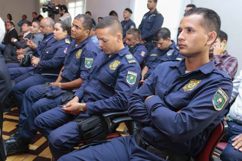 Representantes de 13 Guardas Municipais do Estado do Pará receberam das mãos do governador Helder Barbalho, acompanhado do secretário se segurança pública e defesa social, Ualame Machado, coletes balísticos que proporcionarão mais segurança para aqueles que são responsáveis por zelar pelos espaços públicos e garantir, de forma conjunta com os órgãos estaduais, a segurança da população no interior do Pará <div class='credito_fotos'>Foto: Ricardo Amanajás / Ag. Pará   |   <a href='/midias/2019/originais/5558_2e4a767e-13e9-ad9d-fa80-a6db0fd6898e.jpg' download><i class='fa-solid fa-download'></i> Download</a></div>