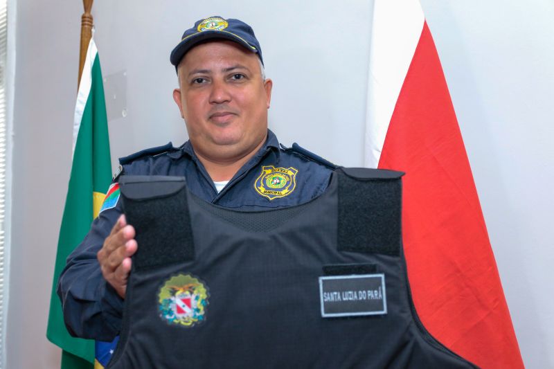 Representantes de 13 Guardas Municipais do Estado do Pará receberam das mãos do governador Helder Barbalho, acompanhado do secretário se segurança pública e defesa social, Ualame Machado, coletes balísticos que proporcionarão mais segurança para aqueles que são responsáveis por zelar pelos espaços públicos e garantir, de forma conjunta com os órgãos estaduais, a segurança da população no interior do Pará <div class='credito_fotos'>Foto: Ricardo Amanajás / Ag. Pará   |   <a href='/midias/2019/originais/5558_391edcb8-9a6e-6acd-1c18-29e684841fc6.jpg' download><i class='fa-solid fa-download'></i> Download</a></div>