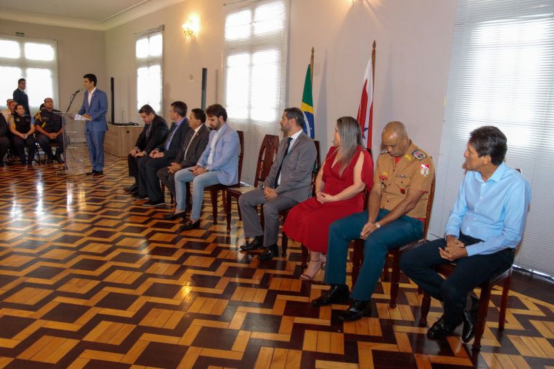 Representantes de 13 Guardas Municipais do Estado do Pará receberam das mãos do governador Helder Barbalho, acompanhado do secretário se segurança pública e defesa social, Ualame Machado, coletes balísticos que proporcionarão mais segurança para aqueles que são responsáveis por zelar pelos espaços públicos e garantir, de forma conjunta com os órgãos estaduais, a segurança da população no interior do Pará <div class='credito_fotos'>Foto: Ricardo Amanajás / Ag. Pará   |   <a href='/midias/2019/originais/5558_3a78d5c1-7e90-01dc-b924-2862ab41318b.jpg' download><i class='fa-solid fa-download'></i> Download</a></div>