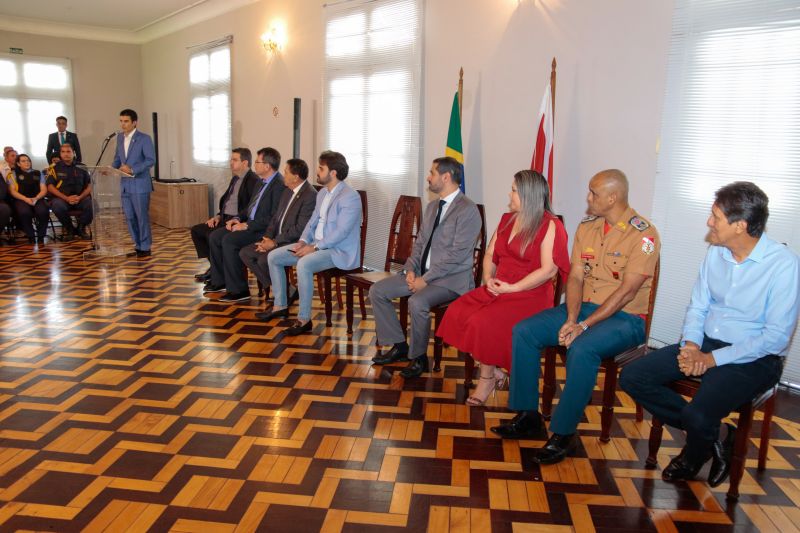 Representantes de 13 Guardas Municipais do Estado do Pará receberam das mãos do governador Helder Barbalho, acompanhado do secretário se segurança pública e defesa social, Ualame Machado, coletes balísticos que proporcionarão mais segurança para aqueles que são responsáveis por zelar pelos espaços públicos e garantir, de forma conjunta com os órgãos estaduais, a segurança da população no interior do Pará <div class='credito_fotos'>Foto: Ricardo Amanajás / Ag. Pará   |   <a href='/midias/2019/originais/5558_3d84b72d-60bc-1de9-b142-a60b2bb01343.jpg' download><i class='fa-solid fa-download'></i> Download</a></div>