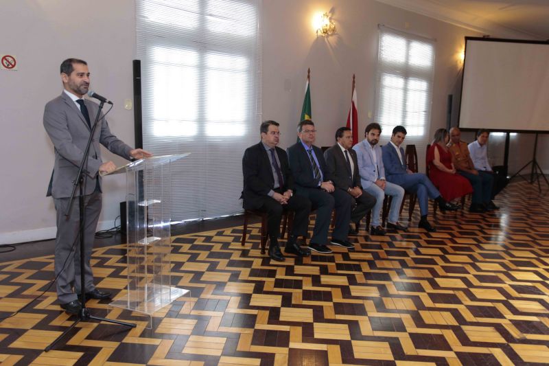 Representantes de 13 Guardas Municipais do Estado do Pará receberam das mãos do governador Helder Barbalho, acompanhado do secretário se segurança pública e defesa social, Ualame Machado, coletes balísticos que proporcionarão mais segurança para aqueles que são responsáveis por zelar pelos espaços públicos e garantir, de forma conjunta com os órgãos estaduais, a segurança da população no interior do Pará <div class='credito_fotos'>Foto: Ricardo Amanajás / Ag. Pará   |   <a href='/midias/2019/originais/5558_45993156-a55c-300f-d09f-77737a2db645.jpg' download><i class='fa-solid fa-download'></i> Download</a></div>