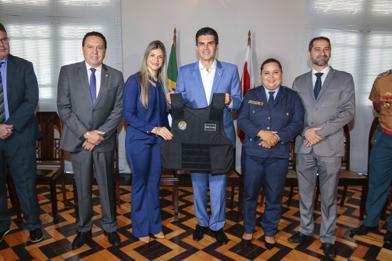 Representantes de 13 Guardas Municipais do Estado do Pará receberam das mãos do governador Helder Barbalho, acompanhado do secretário se segurança pública e defesa social, Ualame Machado, coletes balísticos que proporcionarão mais segurança para aqueles que são responsáveis por zelar pelos espaços públicos e garantir, de forma conjunta com os órgãos estaduais, a segurança da população no interior do Pará <div class='credito_fotos'>Foto: Ricardo Amanajás / Ag. Pará   |   <a href='/midias/2019/originais/5558_51277cf0-7aa7-299c-c3f0-8e6ea28f2924.jpg' download><i class='fa-solid fa-download'></i> Download</a></div>