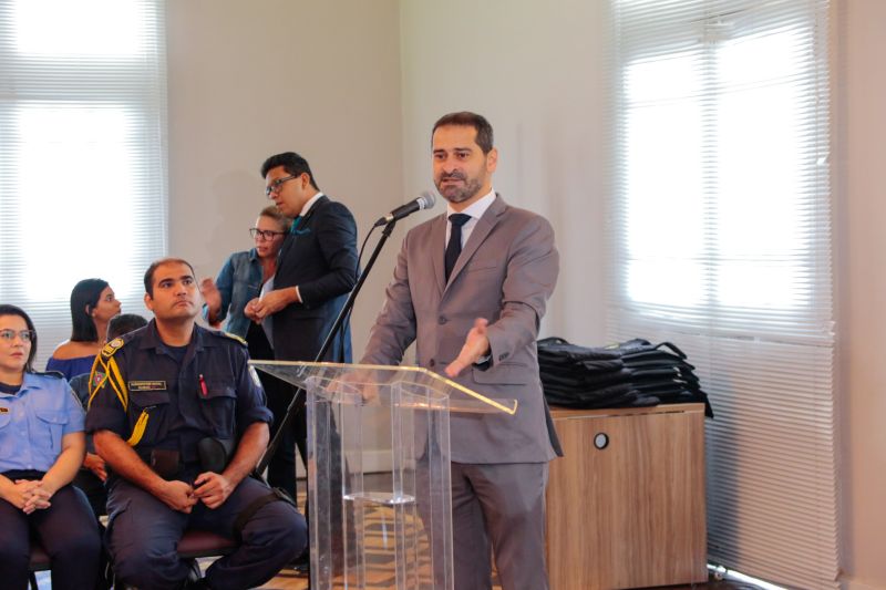 Representantes de 13 Guardas Municipais do Estado do Pará receberam das mãos do governador Helder Barbalho, acompanhado do secretário se segurança pública e defesa social, Ualame Machado, coletes balísticos que proporcionarão mais segurança para aqueles que são responsáveis por zelar pelos espaços públicos e garantir, de forma conjunta com os órgãos estaduais, a segurança da população no interior do Pará <div class='credito_fotos'>Foto: Ricardo Amanajás / Ag. Pará   |   <a href='/midias/2019/originais/5558_6d62093c-cbfc-c0c5-8140-f79b80a56914.jpg' download><i class='fa-solid fa-download'></i> Download</a></div>