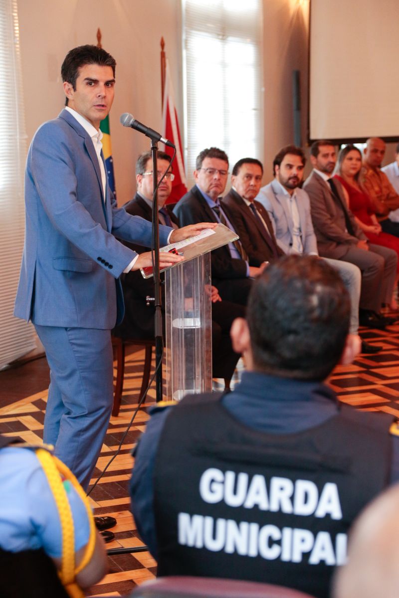 Representantes de 13 Guardas Municipais do Estado do Pará receberam das mãos do governador Helder Barbalho, acompanhado do secretário se segurança pública e defesa social, Ualame Machado, coletes balísticos que proporcionarão mais segurança para aqueles que são responsáveis por zelar pelos espaços públicos e garantir, de forma conjunta com os órgãos estaduais, a segurança da população no interior do Pará <div class='credito_fotos'>Foto: Ricardo Amanajás / Ag. Pará   |   <a href='/midias/2019/originais/5558_8b8f281f-bf56-2dd5-bb82-483b635d02bf.jpg' download><i class='fa-solid fa-download'></i> Download</a></div>